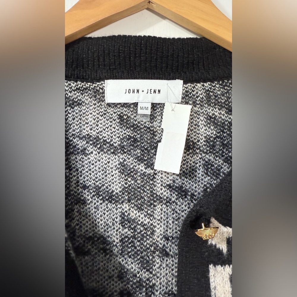 NWT The Edward in Oxford Evening
John and Jenn Cardigan Size M - Picture 5 of 5